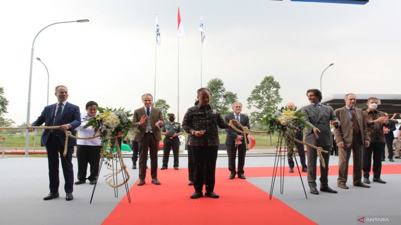 Menteri Perindusterian Republik Indonesia, Agus Gumiwang Kartasasmita bersama dengan petinggi dari PT Piaggio Indonesia resmikan pabrik baru mereka di Cikarang, Jawa Barat, Rabu (23/11/2022). (ANTARA/Chairul Rohman)