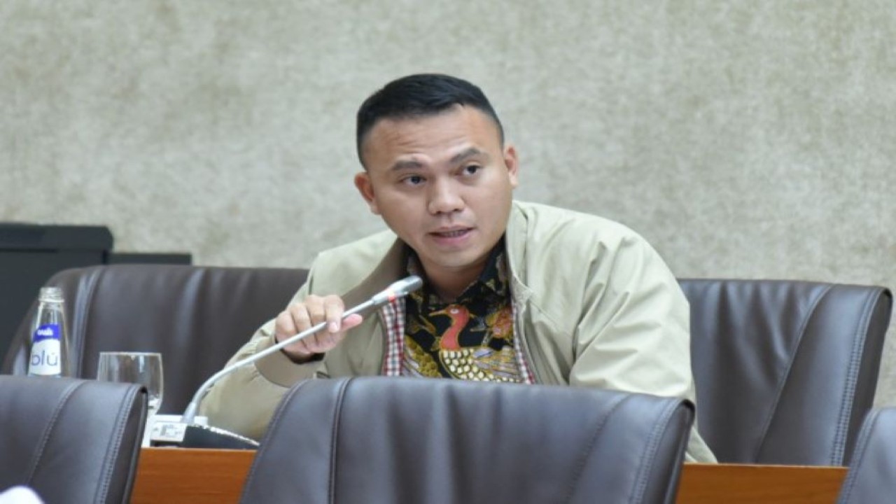 Anggota Komisi VI DPR RI Muhammad Husein Fadlulloh saat Rapat Dengar Pendapat dengan Direktur Utama PT Kereta Api Indonesia (KAI) dan Direktur Utama PT Kereta Cepat Indonesia China (KCIC). (Oji/nr)