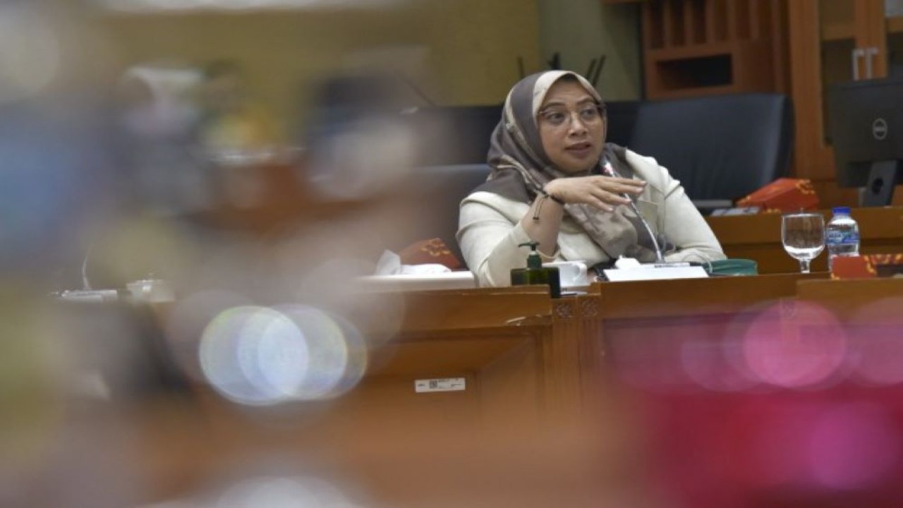 Wakil Ketua Komisi IX DPR RI Nihayatul Wafiroh saat mengikuti Rapat Kerja Komisi IX DPR RI bersama Menteri Kesehatan Budi Gunadi Sadikin dan RDP dengan Kepala BPOM Penny K Lukito, IDAI, Gabungan Perusahaan (GP) Farmasi Indonesia, serta IPMG, di Gedung Nusantara I, Senayan, Jakarta, Rabu (2/11/2022). (Mu/Man)