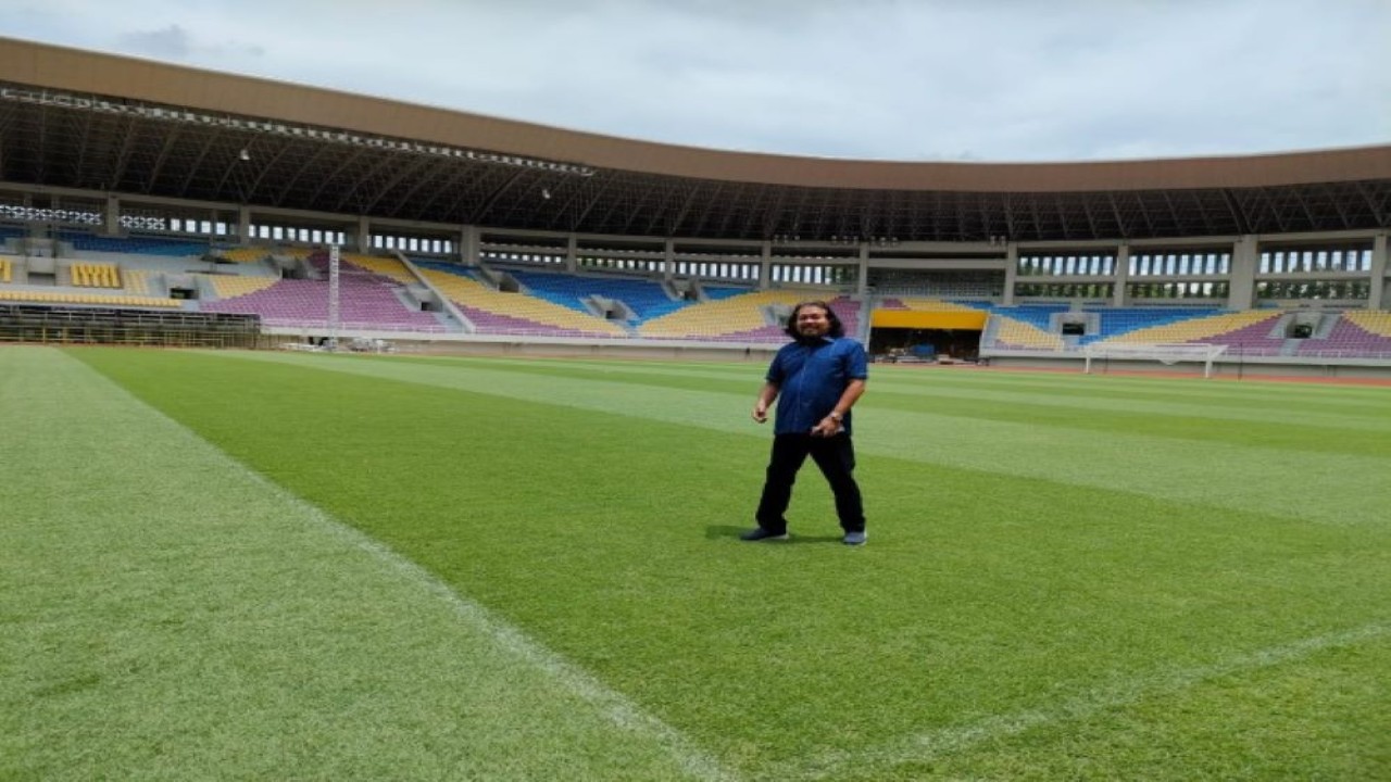 Anggota Komisi X DPR RI Nuroji saat meninjau langsung Stadion Manahan Solo, Jawa Tengah, Jumat (11/11/2022). (Ayu/nr)