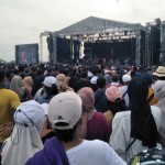 Para penonton WSBK Mandalika 2022 saat menyaksikan festival musik Nusantara di Sirkuit Mandalika, Minggu (13/11/2022) (ANTARA/Akhyar)-1668673113