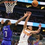 Pebasket Orlando Magic Chuma Okeke (kiri) menghalau tembakan bintang Phoenix Suns-1668231160