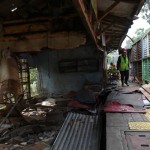 Pekerja melintas di depan kios yang sudah dikosongkan oleh pedagang di Pasar Hewan Barito, Jakarta, Rabu (11/5/2022). ANTARA FOTO/Hafidz Mubarak A/aww.-1668061425