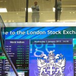 Pekerja terlihat berbincang di atas papan elektronik pergerakan saham di London Stock Exchange, Inggris. REUTERS/Paul Hackett/aa.-1669371871