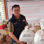 Pemberian bantuan kepada masyarakat terdampak gempa Cianur oleh BSi di Kabupaten Cianjur, Kamis. (ANTARA/ Muhammad Heriyanto)-1669276080