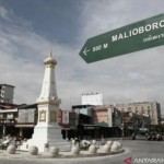 Pengendara melintasi kawasan Tugu Pal Putih, Yogyakarta, Senin (21/12/2020). (ANTARA FOTO/Hendra Nurdiyansyah/rwa/pri)-1668499329