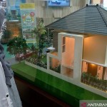 pengunjung mengamati sebuah miniatur rumah-1668409089