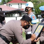 Penulisan PTDH oleh Kepala Polres SBT, AKBP Agus Nugroho, saat upacara pemecatan pada foto terhukum, di Maluku, Selasa. ANTARA/HO-Polres SBT-1669111896