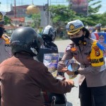 Personel Polda Riau memberikan edukasi kepada masyarakat terkait keselamatan di jalan belum lama ini. (ANTARA/HO-Polda Riau)-1669012170