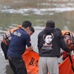 Petugas gabungan evakuasi jenazah bocah hanyut di Kanal Banjir Timur (KBT) Duren Sawit, Jakarta, Senin (28/11/2022). ANTARA/HO-SAR DKI JAKARTA-1669608201