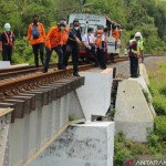 Petugas KAI mengecek jalur kereta di sepanjang wilayah kerjanya dari Stasiun Jember menuju ke Stasiun Ketapang, Rabu (6/10/2021) (ANTARA/HO-Humas KAI Daop 9 Jember)-1669283524