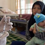 Petugas kesehatan memberikan vaksin polio dan campak-1668917136