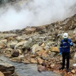 Petugas melakukan pemantauan lingkungan di kawasan Pembangkit Listrik Tenaga Panas Bumi (PLTP) di Pulau Flores, NTT. (ANTARA/HO-Humas PLN UIW NTT)-1668408528