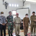 Pj Bupati Landak Samuel menyerahkan bantuan sosial kepada perwakilan masyarakat Sebangki. ANTARA/istimewa-1668573202