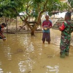 Prajurit TNI memantau banjir di Bireum Bayeun-1667567483