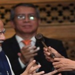 Presiden Joko Widodo (kanan) menyerahkan palu kepemimpinan G20 kepada Perdana Menteri India Narendra Damodardas Modi (kiri)-1668585801