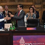 Presiden Joko Widodo (tengah) menyerahkan palu kepemimpinan G20-1668741628