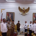 PT. PLN Persero saat menyerahkan bantuan ke Gubernur Bengkulu Rohidin Mersyah. ANTARA/Anggi Mayasari-1669629171