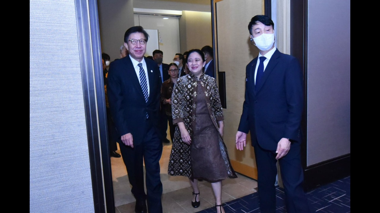 Ketua DPR RI Puan Maharani (tengah).