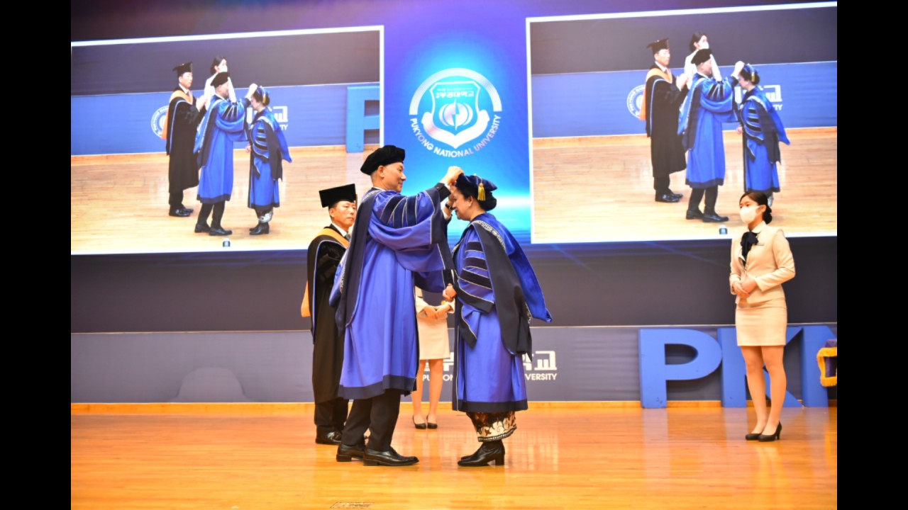 Ketua DPR RI Puan Maharani saat menerima gelar doktor honoris causa dari PKNU Korsel.