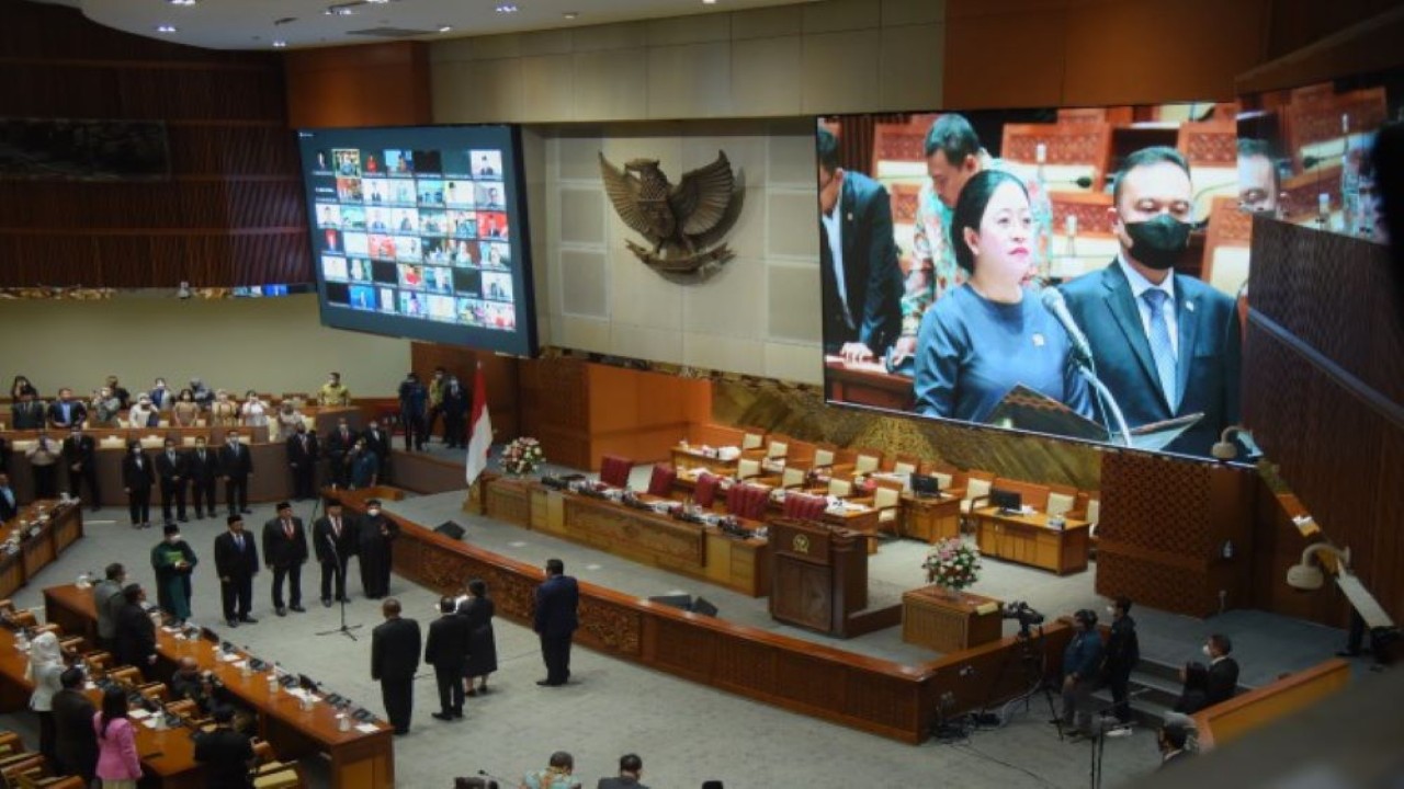 Ketua DPR RI Puan Maharani sesaat sebelum memandu pengucaan sumpah janji calon anggota PAW DPR RI, di ruang rapat Paripurna DPR RI, Senayan Jakarta, Selasa (1/11/2022). (Runi/Man)