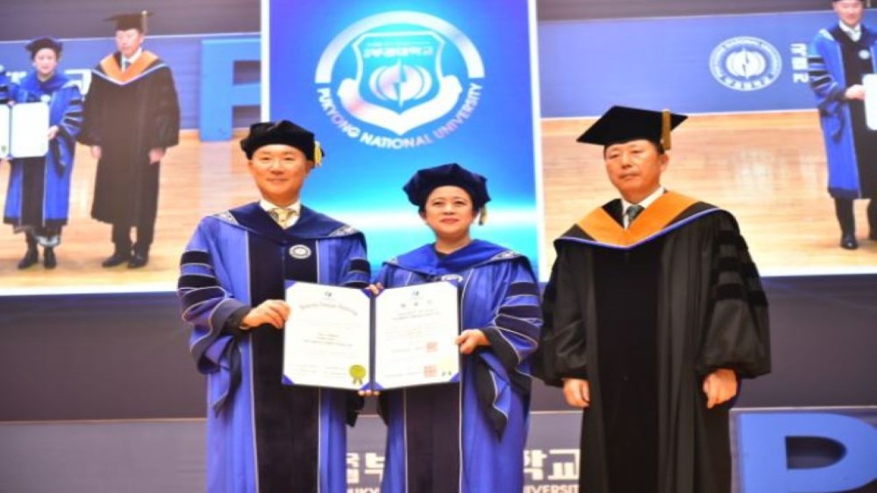 Ketua DPR RI Puan Maharani resmi dianugerahi gelar Doktor Honoris Causa (H.C.) dari Pukyong National University (PKNU), Korea Selatan. Pengukuhan Puan sebagai Doktor Honoris Causa tersebut digelar di Busan, Senin (7/11/2022). (Jaka/Man)