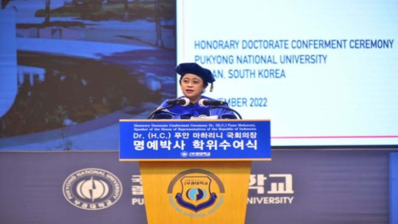 Ketua DPR RI Puan Maharani saat pidato ilmiah pengukuhan gelar Doktor Honoris Causa (H.C.) dari Pukyong National University (PKNU), Korea Selatan, di Busan, Senin (7/11/2022). (Jaka/Man)