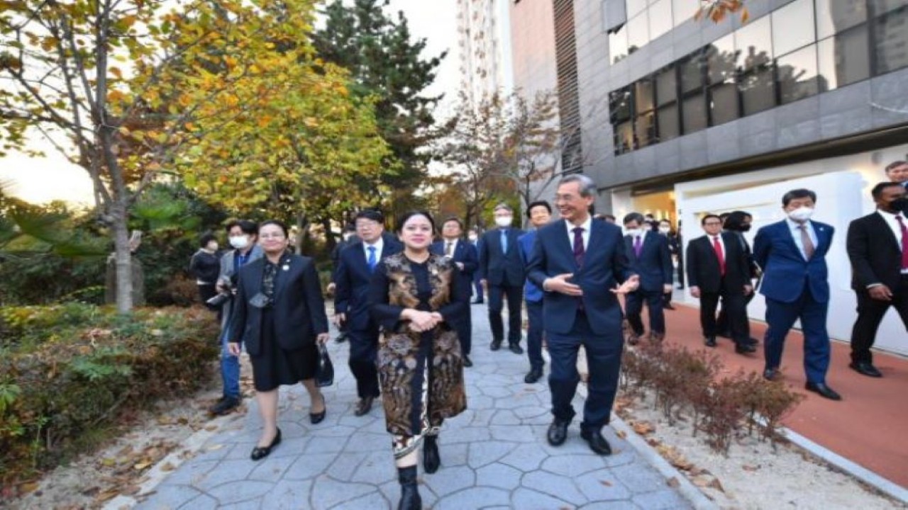 Ketua DPR RI Puan Maharani saat mengunjungi Busan Indonesia Center (BIC) didampingi Profesor Kim Soo-il, Ketua Busan Indonesia Center. (Jaka/nvl)