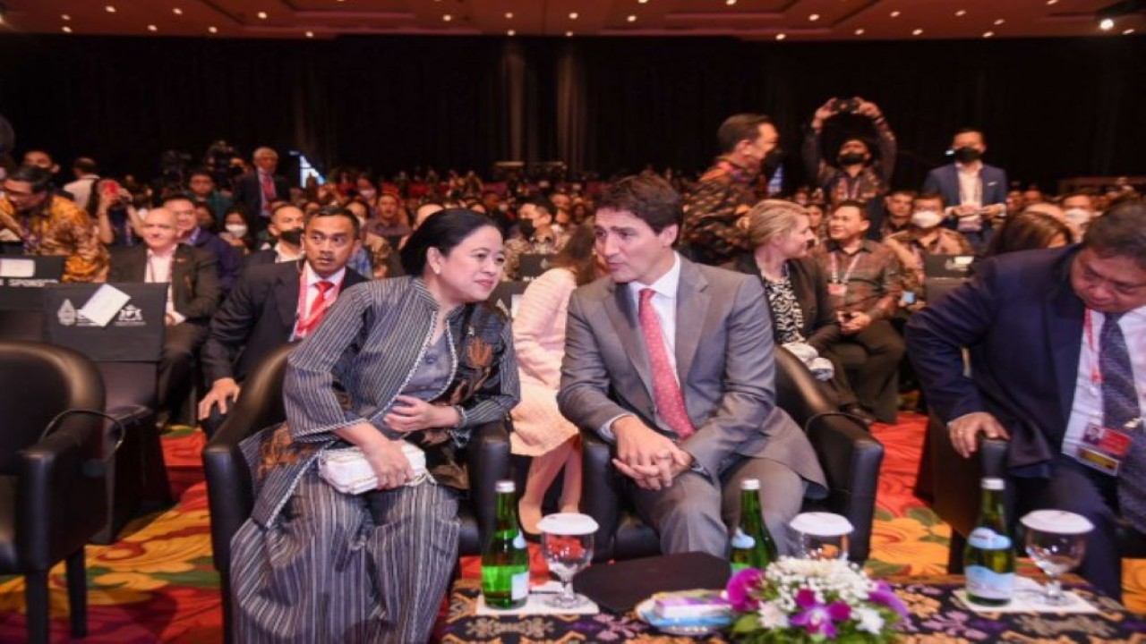 Ketua DPR RI Puan Maharani saat berbincang dengan Perdana Menteri (PM) Kanada, Justin Trudeau dalam upacara penutupan B20 Summit 2022. (Ist/nr)