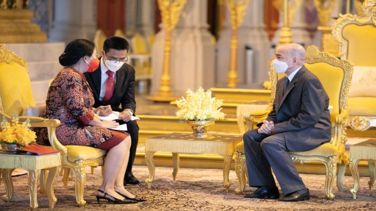 Ketua DPR RI Dr. (H.C.) Puan Maharani bertemu Raja Norodom Sihamoni di Kerajaan Kamboja yang berada di kawasan Chaktomuk, Phom Penh, Jumat (25/11/2022). (Istimewa)