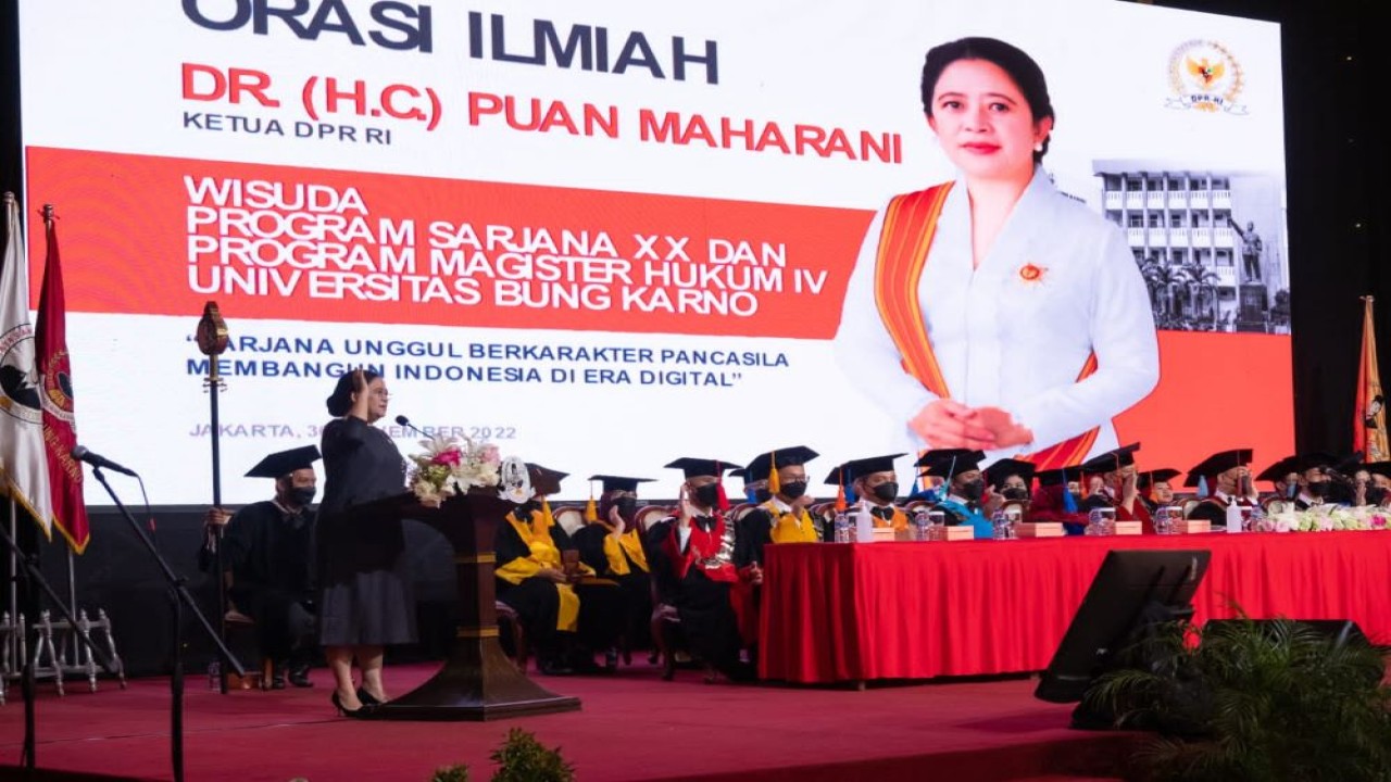 Ketua DPR RI Dr. (H.C.) Puan Maharani mengisi orasi ilmiah dalam acara wisuda Universitas Bung Karno (UBK). Dia mengajak para wisudawan/wisudawati untuk berpartisipasi membangun Indonesia. (Istimewa)