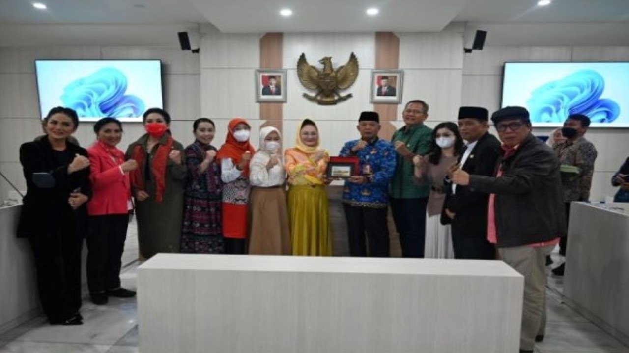 Anggota Komisi IX DPR RI Dewi Asmara saat bertukar cenderamata usai pertemuan dengan Pemda Kabupaten Bogor, para pengusaha, dan para pekerja di Kantor Bupati Bogor. (Husen/nr)