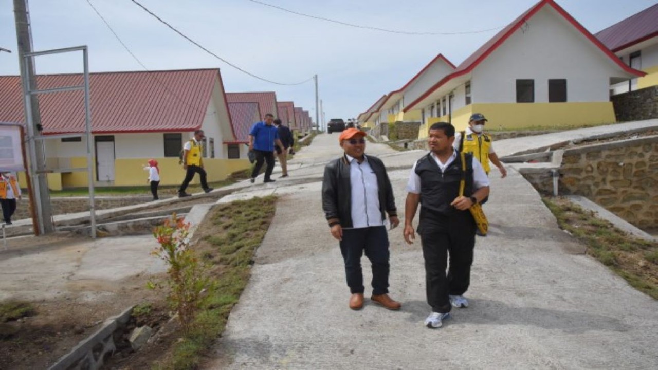 Wakil Ketua Komisi V DPR RI Roberth Rouw saat meninjau Rumah Khusus di Dusun Ngolang, Lombok Timur, Sabtu (12/11/2022). (Singgih/nr)