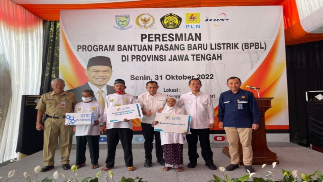 Anggota Komisi VII DPR RI Rofik Hananto saat meresmikan Program Bantuan Pasang Baru Listrik, Senin (31/10/2022). (Ist/nvl)