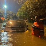 Satu mobil bersama warga terjebak banjir di Medan, Sumatera Utara, Jumat (18/11/2022). (Dok ANTARA)-1669170131