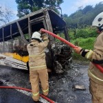 Sebuah bus pariwisata terbakar di KM 425 tol dalam Kota Semarang, Kamis (17-11-2022). ANTARA/HO-Dinas Pemadam Kebakaran Semarang-1668677129