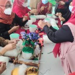 Sejumlah ibu-ibu pemilik usaha rumahan sedang diberikan pelatihan-1668498520