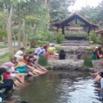 Sejumlah pengunjung menikmati wisata pertanian modern Kampung Flory di Tridadi, Kabupaten Sleman, Yogyakarta. (Foto Antara/Victorianus Sat Pranyoto) (antara)-1668419303