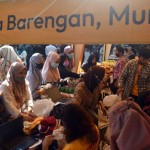 Sejumlah warga membeli kebutuhan pangan pokok saat operasi pasar pangan murah-1668565480