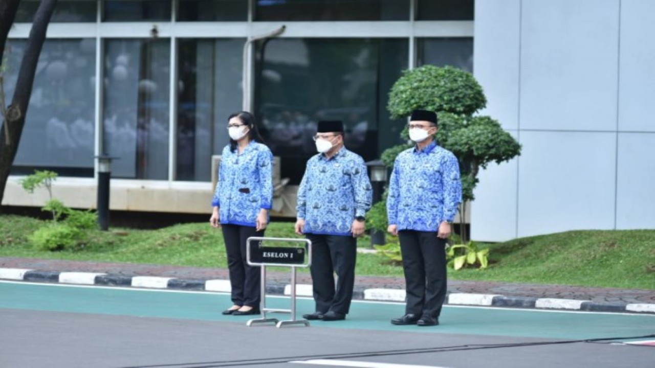 Plt Deputi Bidang Persidangan Setjen DPR RI Suprihartini (kiri) saat mengikuti upacara bendera Peringatan Hari Pahlawan 10 November. (Oji/nr)