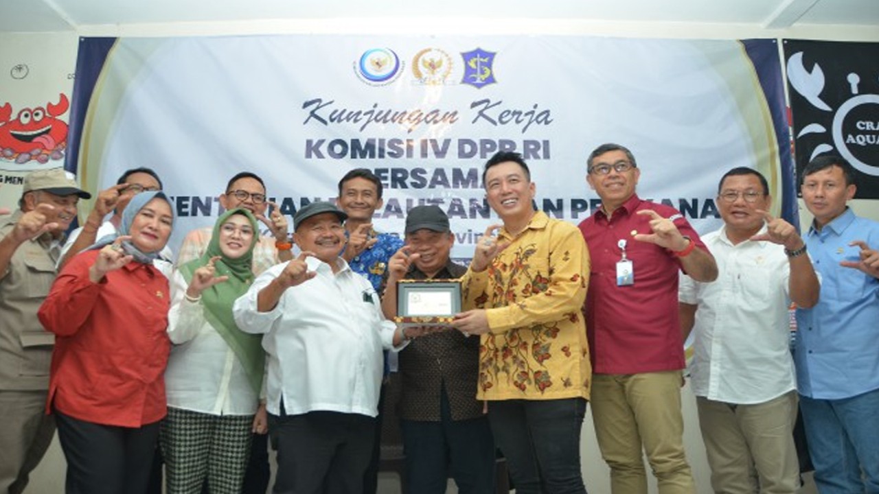 Tim Kunjungan Kerja Spesifik Komisi IV DPR RI saat foto bersama usai pertemuan dalam rangkaian Kunjungan Kerja Spesifik Komisi IV DPR RI. Foto: Nadhen/nr