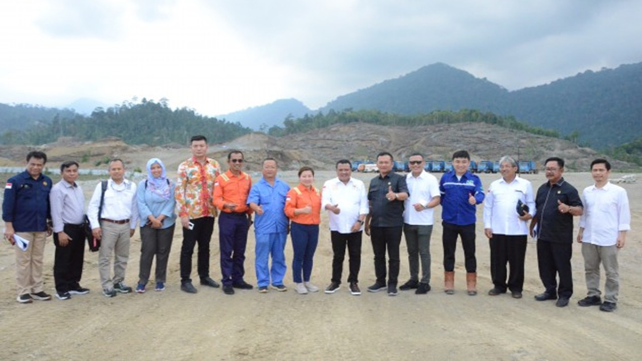 Tim Kunjungan Kerja Spesifik Komisi VII DPR RI saat foto bersama usai meninjau pembangunan smelter di Kabupaten Morowali. Foto: Aaron/nr