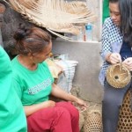 Vokasi UI berbagi ilmu dalam distribusi produk anyaman bambu Sidetapa Buleleng Bali, untulk meningkatkan kesejahteraan pengrajin. ANTARA/HO-Humas UI.-1669260090