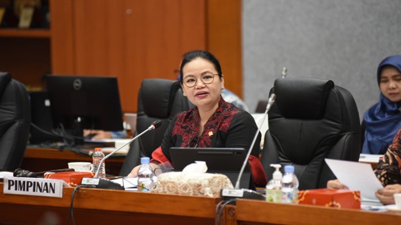 Wakil Ketua DPR RI Agustina Wilujeng Pramestuti saat RDPU terkait Pembahasan Pendaftaran Kebaya sebagai Warisan Budaya Dunia ke UNESCO secara Single Nomination. Foto: Devi/nr