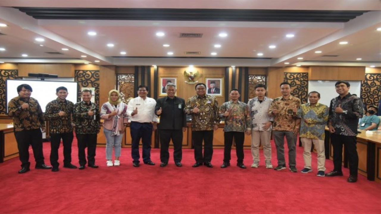 Wakil Ketua DPR RI Koordinator Bidang Industri dan Pembangunan (Korinbang) Rahmat Gobel menerima perkenalan kepengurusan KWP periode 2022-2024 di Gedung Nusantara II, Senayan, Jakarta, Rabu (2/11/2022). (Arief/Man)