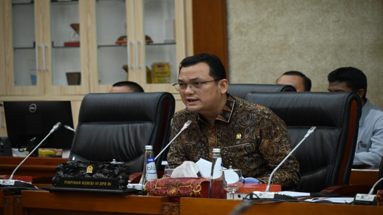 Wakil Ketua Komisi VI DPR RI Martin Y. Manurung saat Rapat Dengar Pendapat (RDP) dengan Kepala BPKN. (Mentari/nvl)