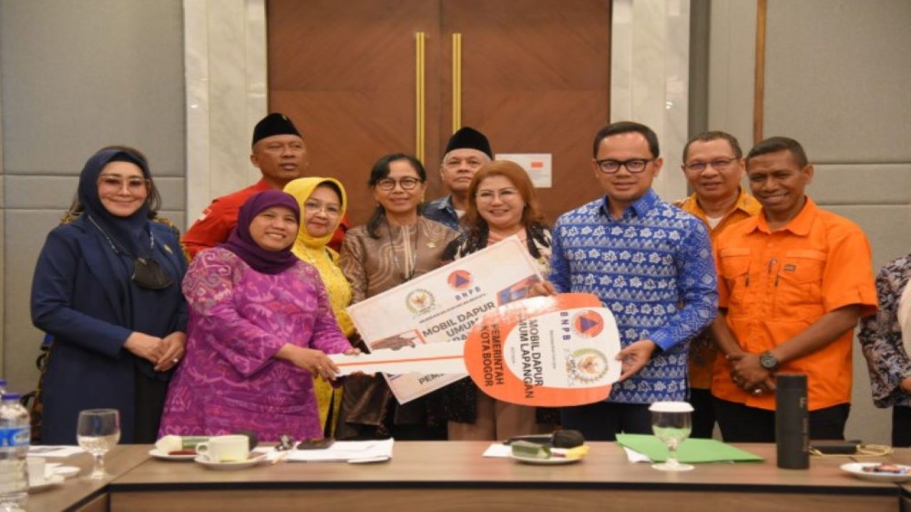 Wakil Ketua Komisi VIII DPR Diah Pitaloka saat foto bersama usai memimpin pertemuan Tim Kunjungan Kerja Spesifik Komisi VIII dengan Pemerintah Kota Bogor dan BNPB. (Rizki/nvl)