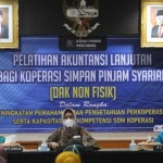 Wali Kota Mojokerto Ika Puspitasari (tengah) saat pembukaan pelatihan akuntansi syariah kepada pengurus koperasi di kota setempat (ANTARA/HO-Pemkot Mojokerto)-1668219924