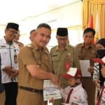 Wali Kota Tarakan Khairul saat pemberian secara simbolis bantuan pendidikan di SMP Negeri 3 Tarakan, Senin (14/11/2022). ANTARA/HO-Humas Pemkot Tarakan.-1668485448