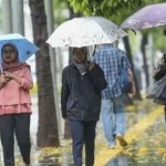 Warga menggunakan payung saat hujan di kawasan Semanggi, Jakarta, Rabu (13/11/2019). (ANTARA FOTO/Nova Wahyudi/aww/pri)-1669600102